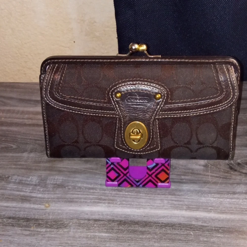 Coach Signature Vintage Kiss Lock And Multi Colored Interior Trifold Wallet - Picture 2 of 13